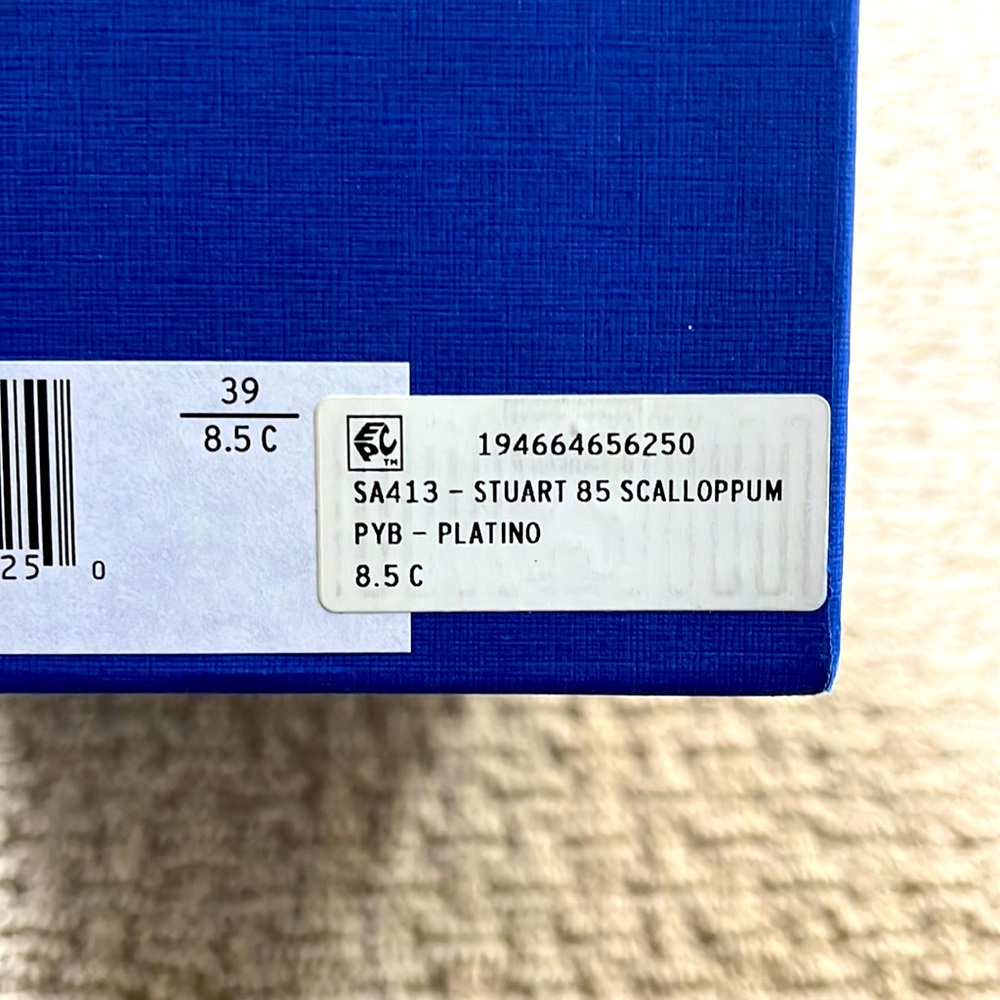 Stuart Weitzman Scallop Pump - Picture 5 of 5